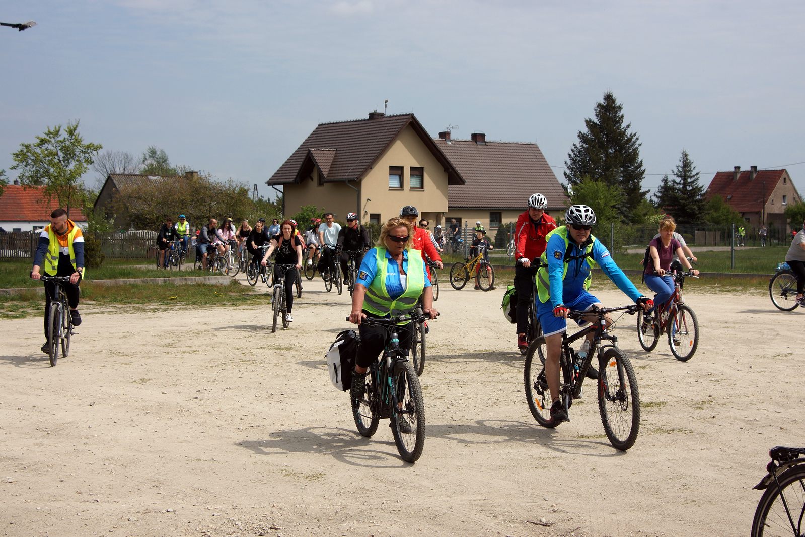 Ponad sto osób pojechało rowerami z Legnicy do Bieniowic