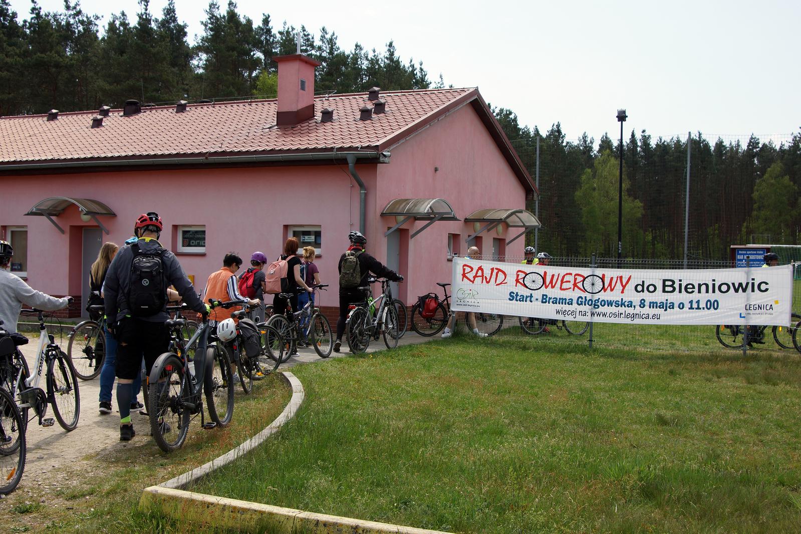 Ponad sto osób pojechało rowerami z Legnicy do Bieniowic