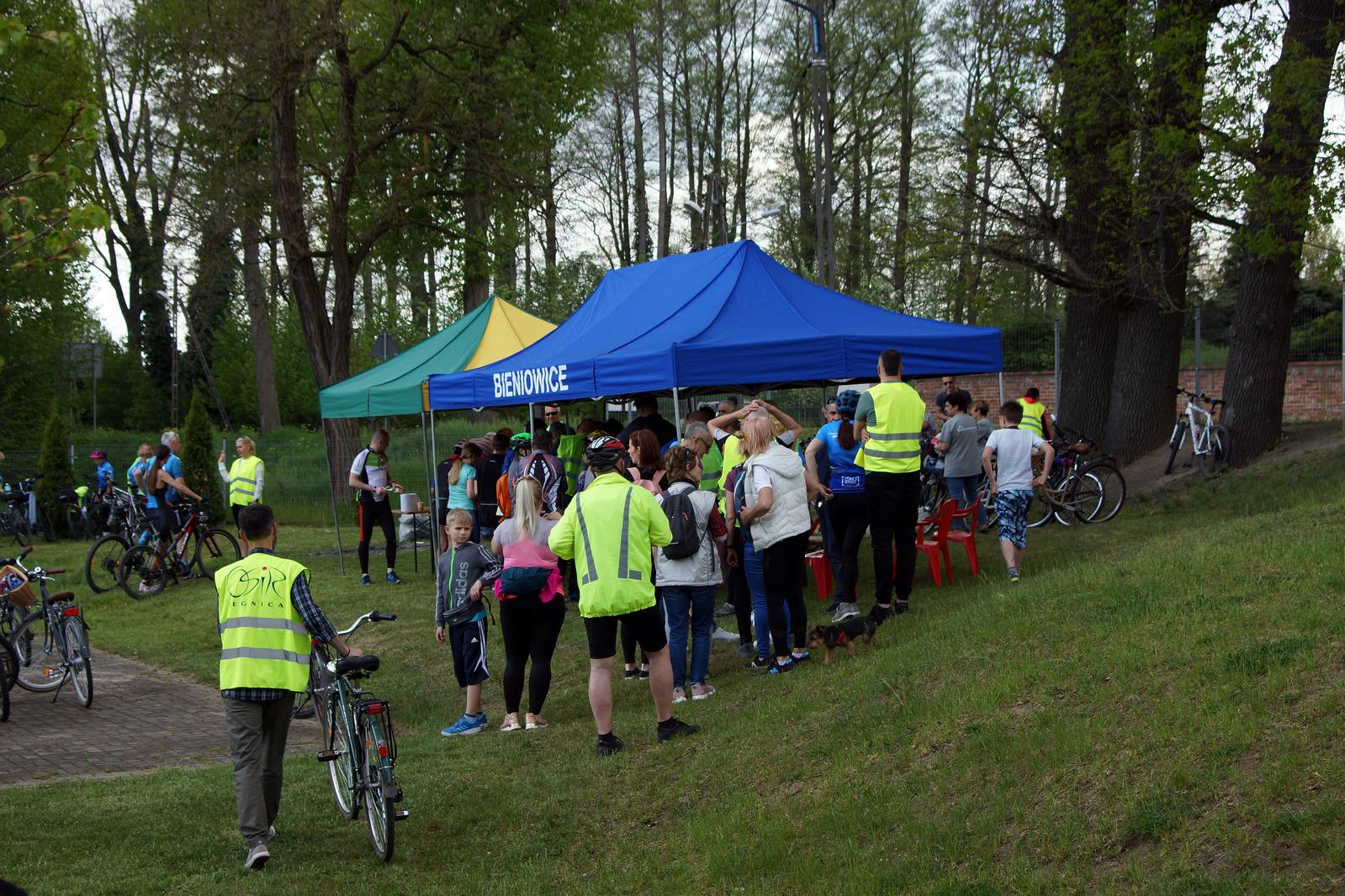 Ponad sto osób pojechało rowerami z Legnicy do Bieniowic