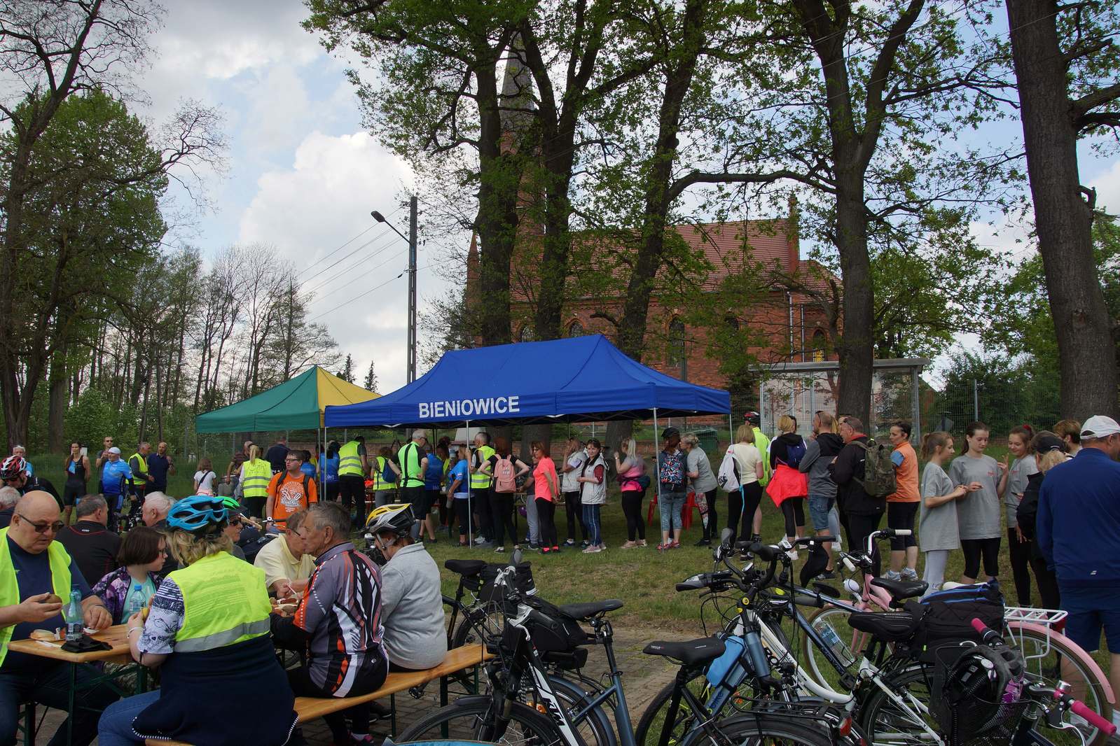 Ponad sto osób pojechało rowerami z Legnicy do Bieniowic