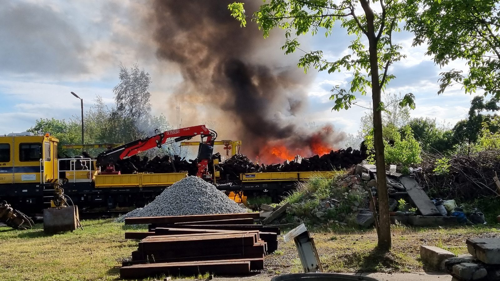 Straż pożarna gasi podkłady kolejowe koło stacji Legnica Północ