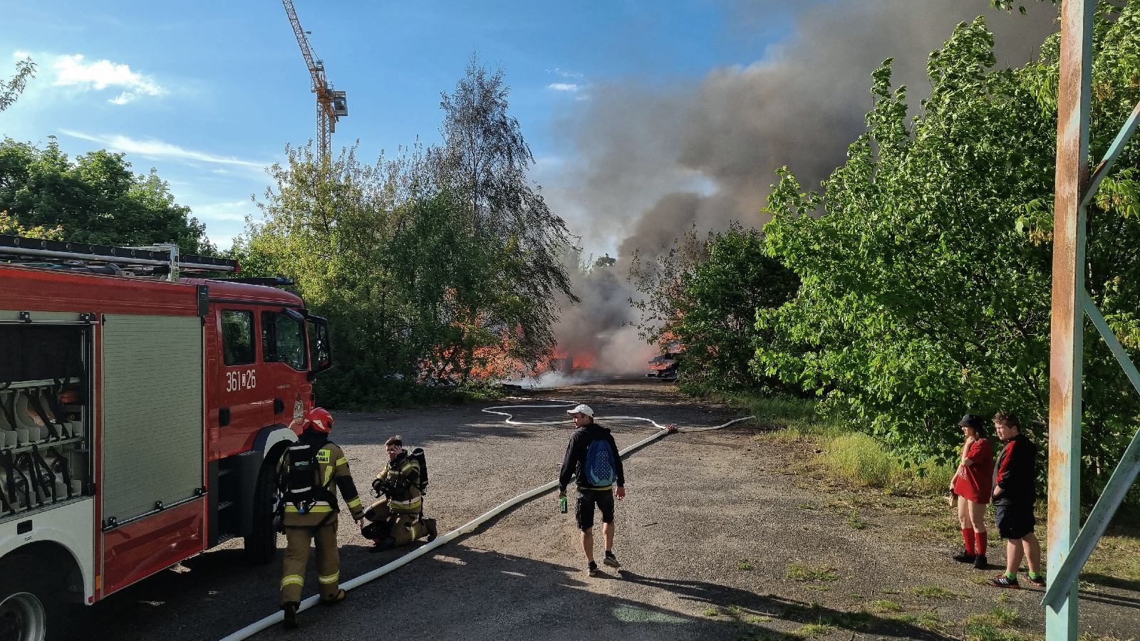 Straż pożarna gasi podkłady kolejowe koło stacji Legnica Północ