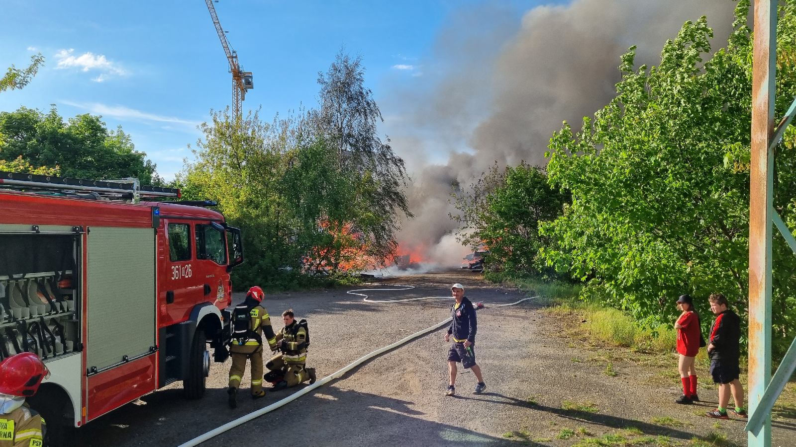Straż pożarna gasi podkłady kolejowe koło stacji Legnica Północ