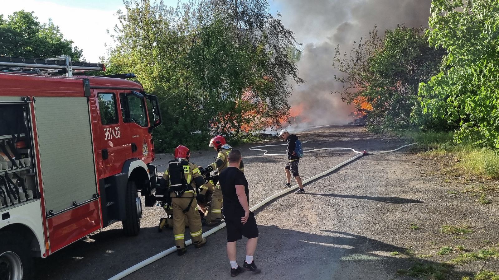 Straż pożarna gasi podkłady kolejowe koło stacji Legnica Północ