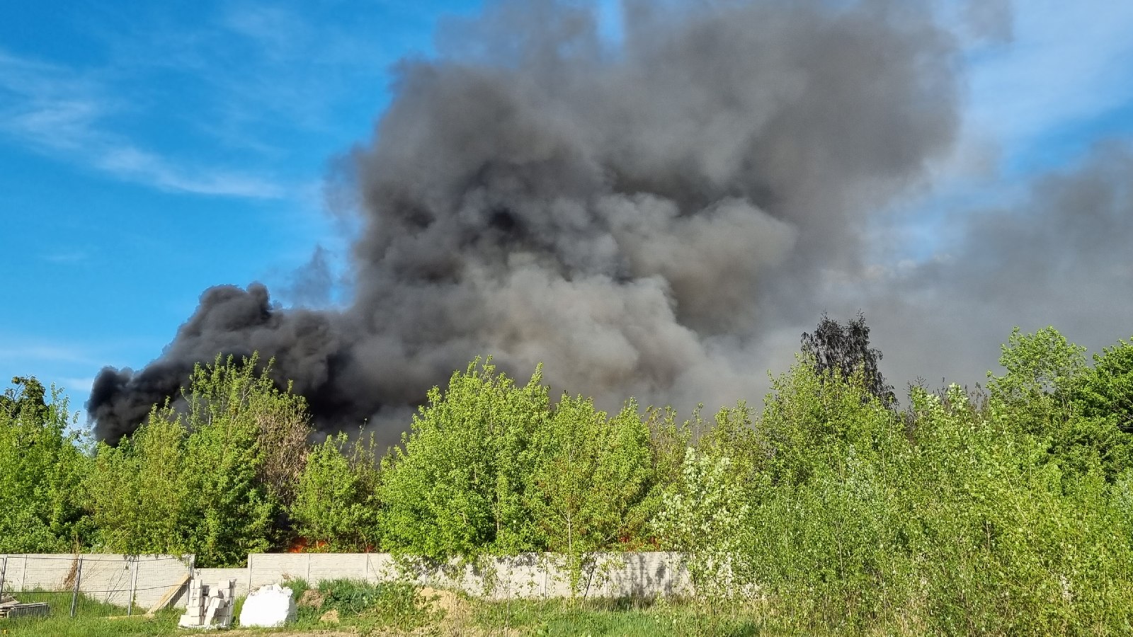 Straż pożarna gasi podkłady kolejowe koło stacji Legnica Północ