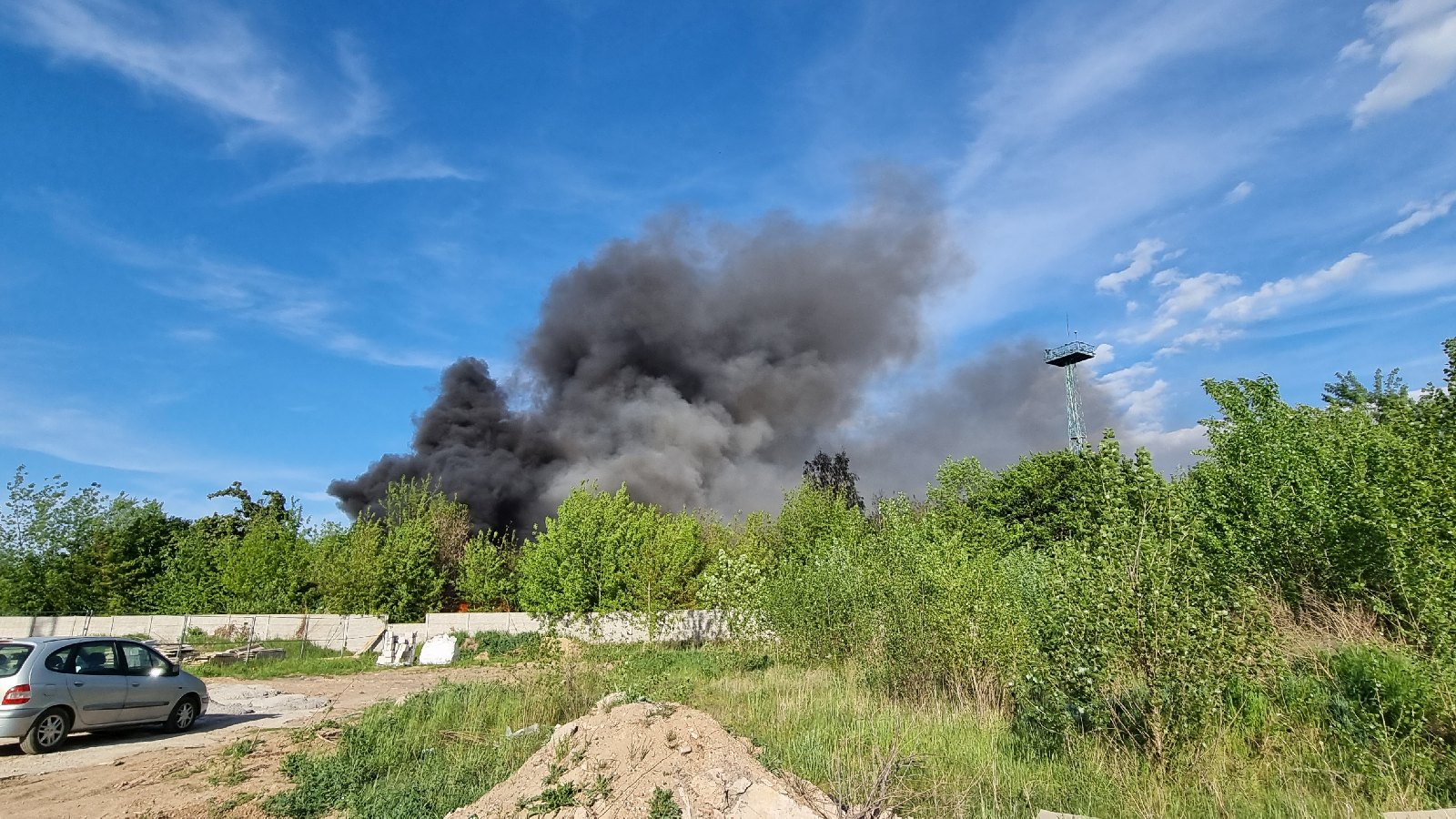 Straż pożarna gasi podkłady kolejowe koło stacji Legnica Północ