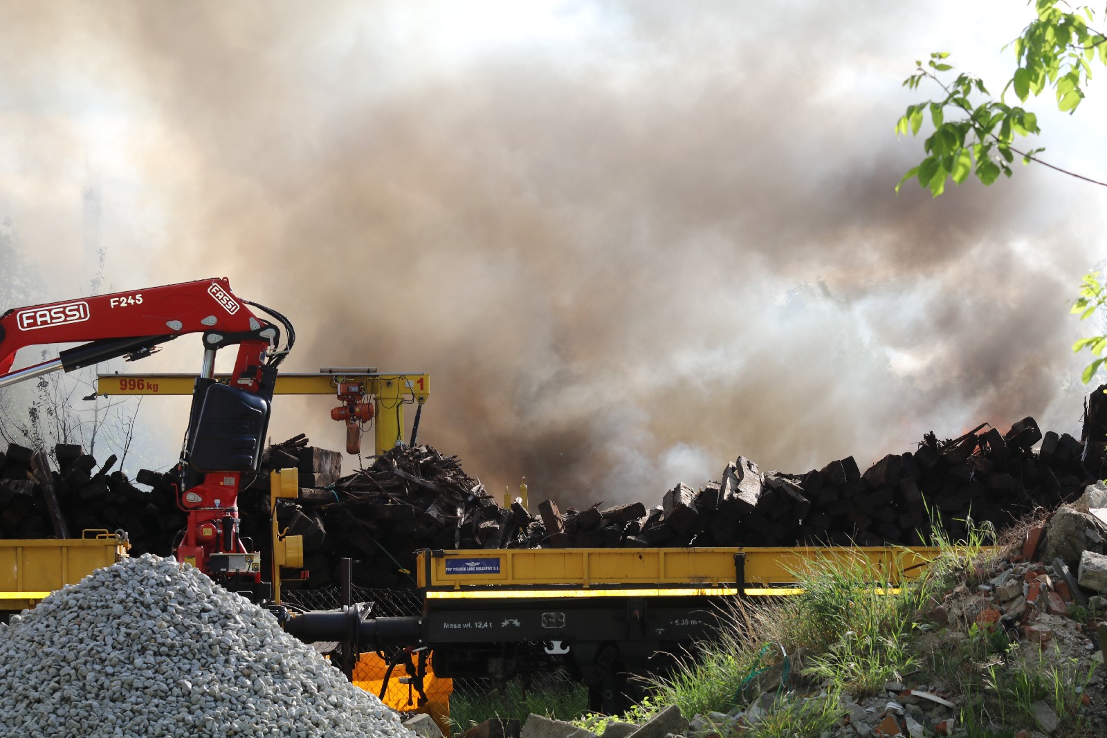 Straż pożarna gasi podkłady kolejowe koło stacji Legnica Północ