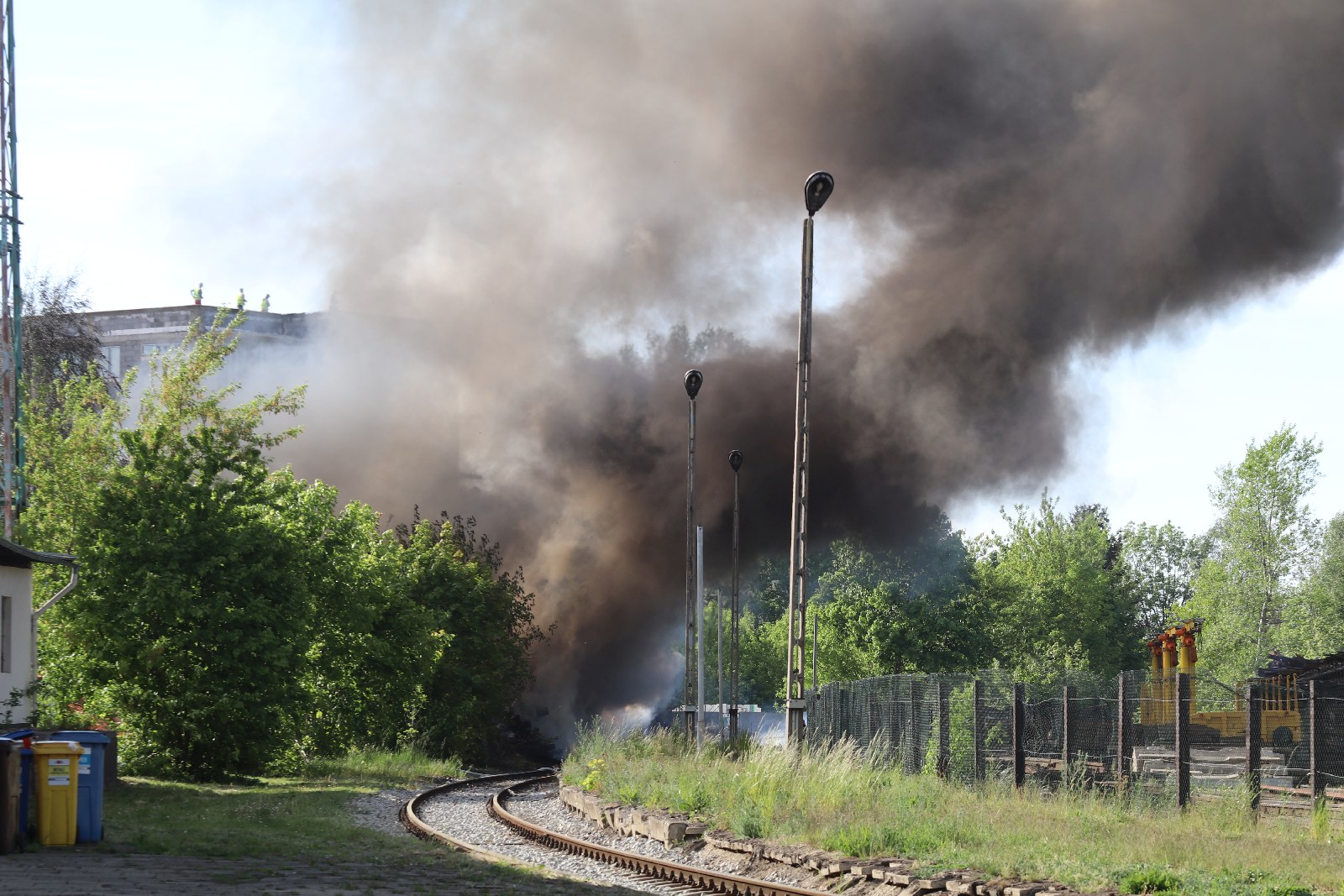 Straż pożarna gasi podkłady kolejowe koło stacji Legnica Północ
