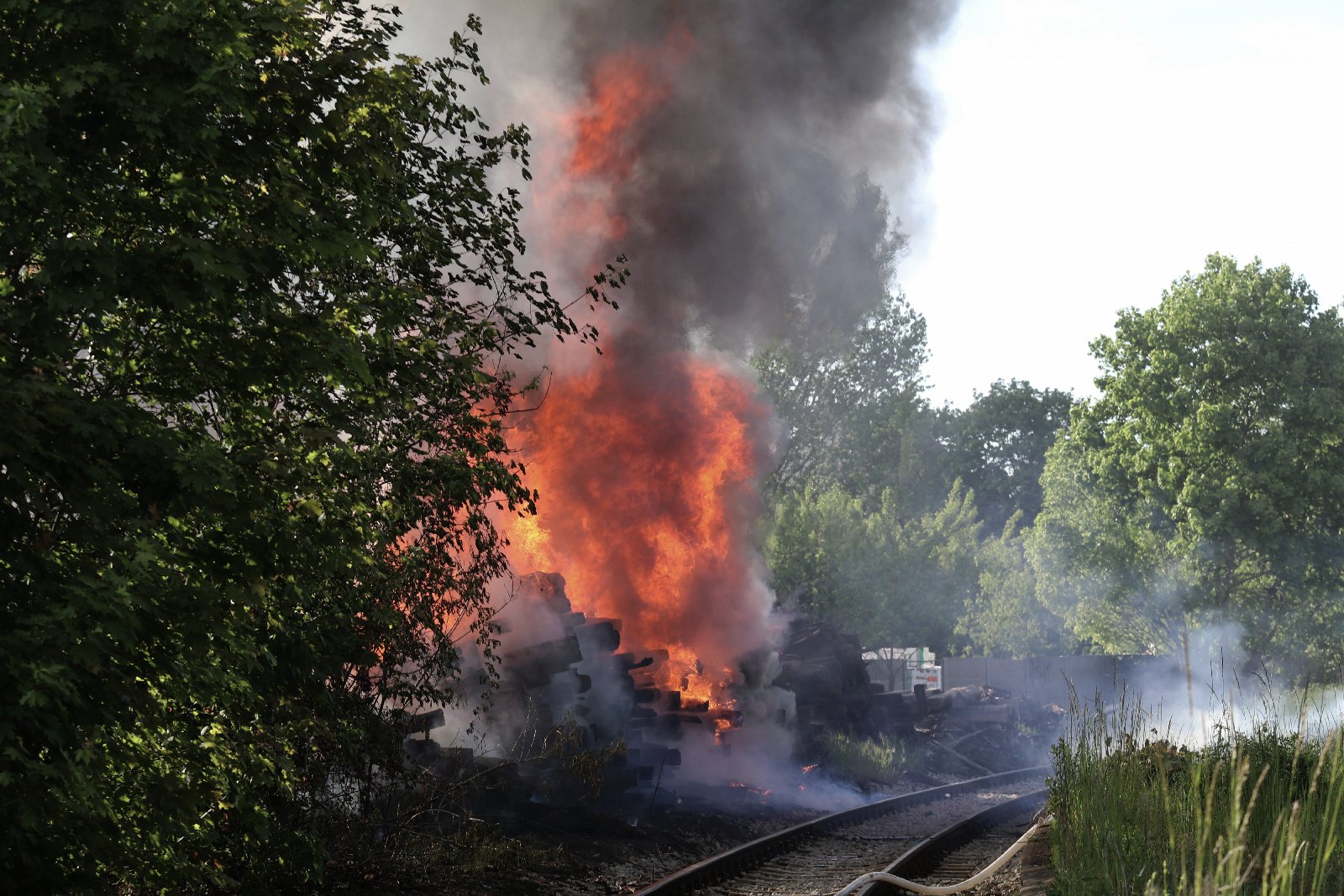 Straż pożarna gasi podkłady kolejowe koło stacji Legnica Północ