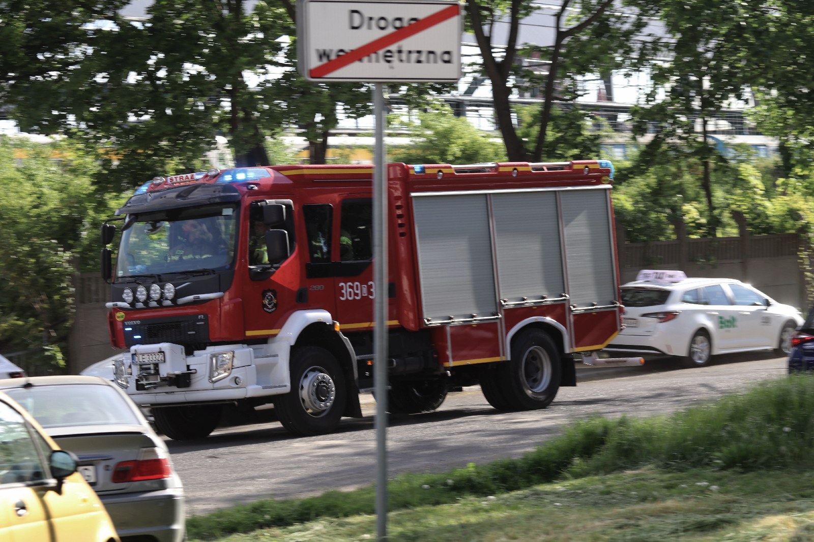 Straż pożarna gasi podkłady kolejowe koło stacji Legnica Północ