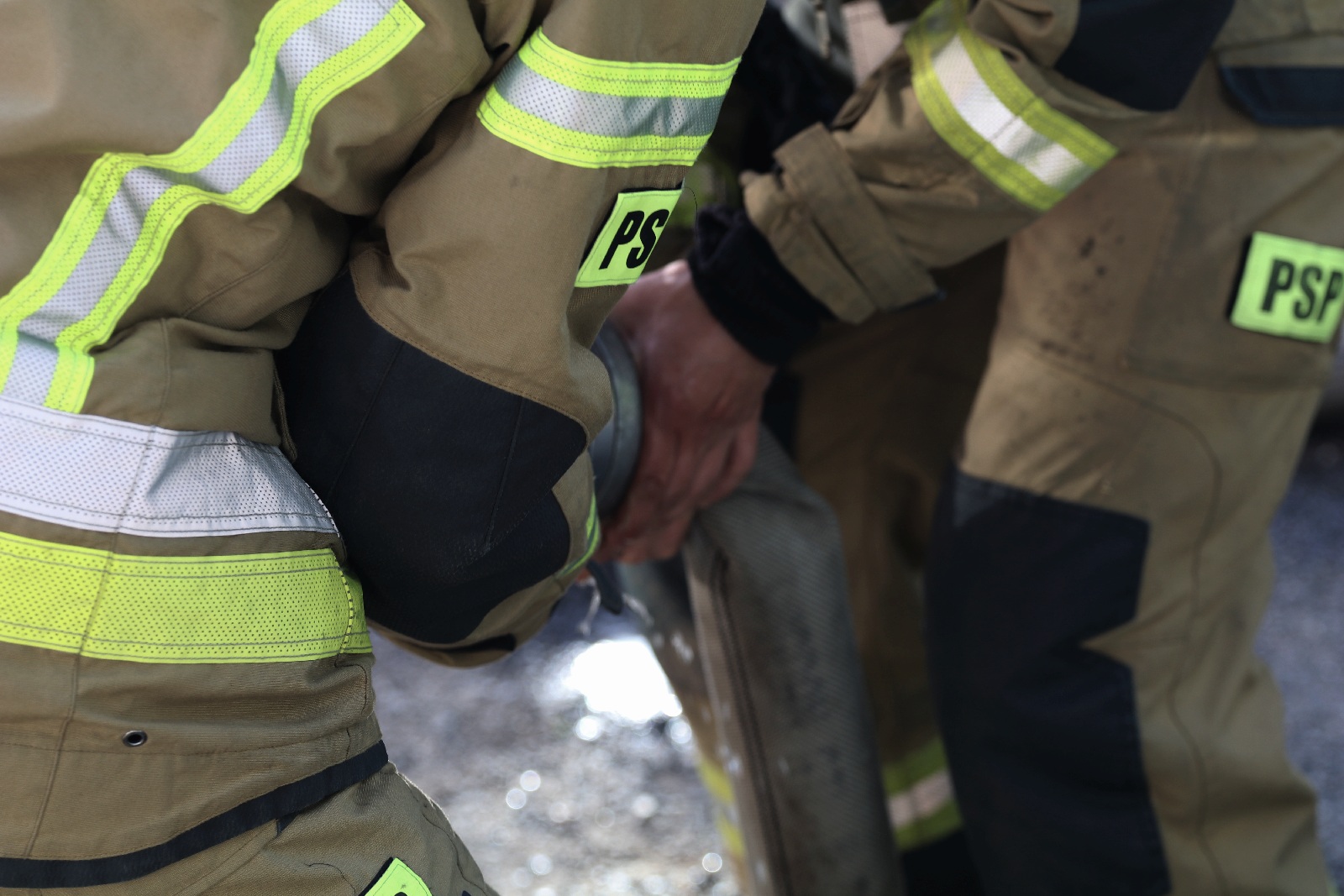 Straż pożarna gasi podkłady kolejowe koło stacji Legnica Północ