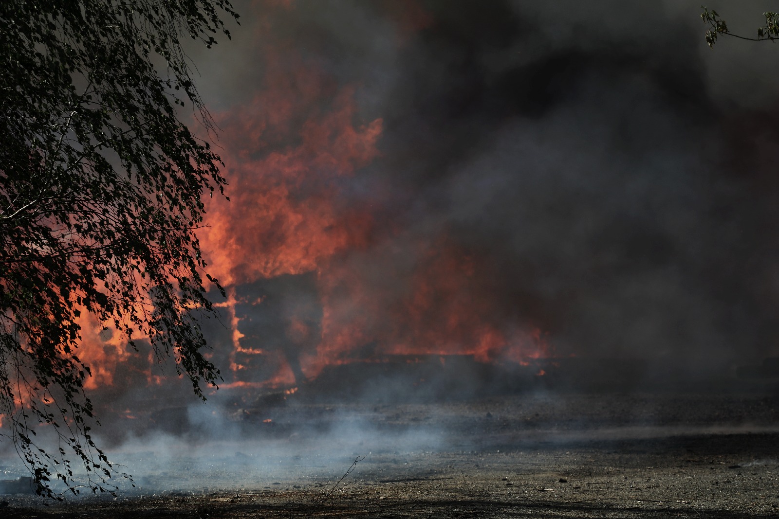 Straż pożarna gasi podkłady kolejowe koło stacji Legnica Północ