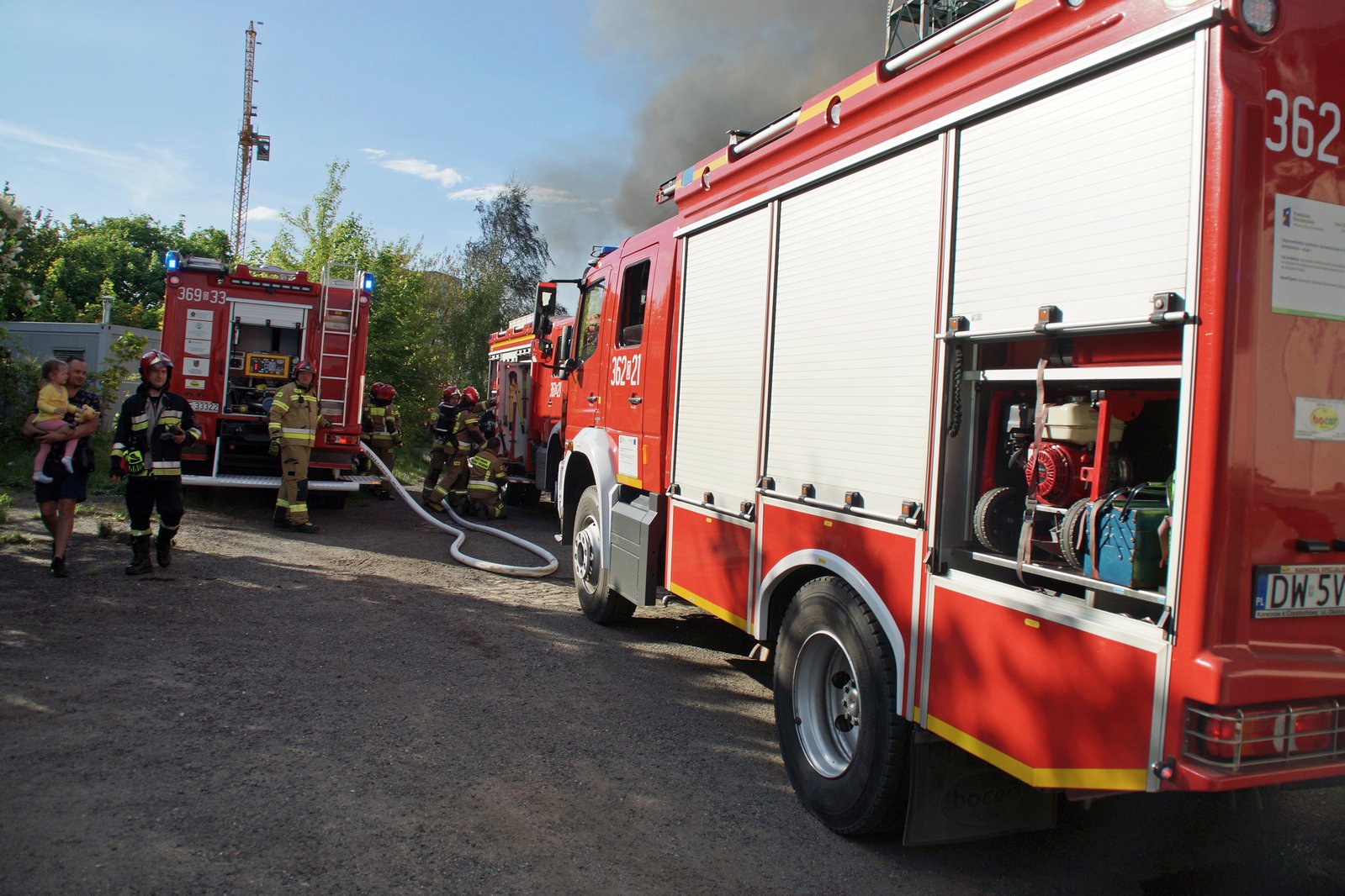 Straż pożarna gasi podkłady kolejowe koło stacji Legnica Północ