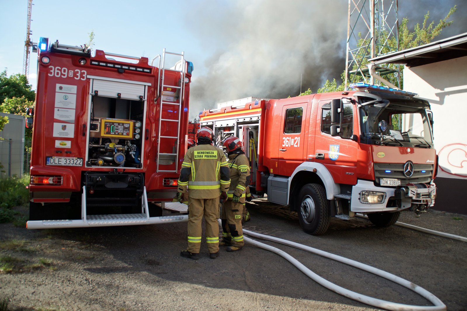Straż pożarna gasi podkłady kolejowe koło stacji Legnica Północ