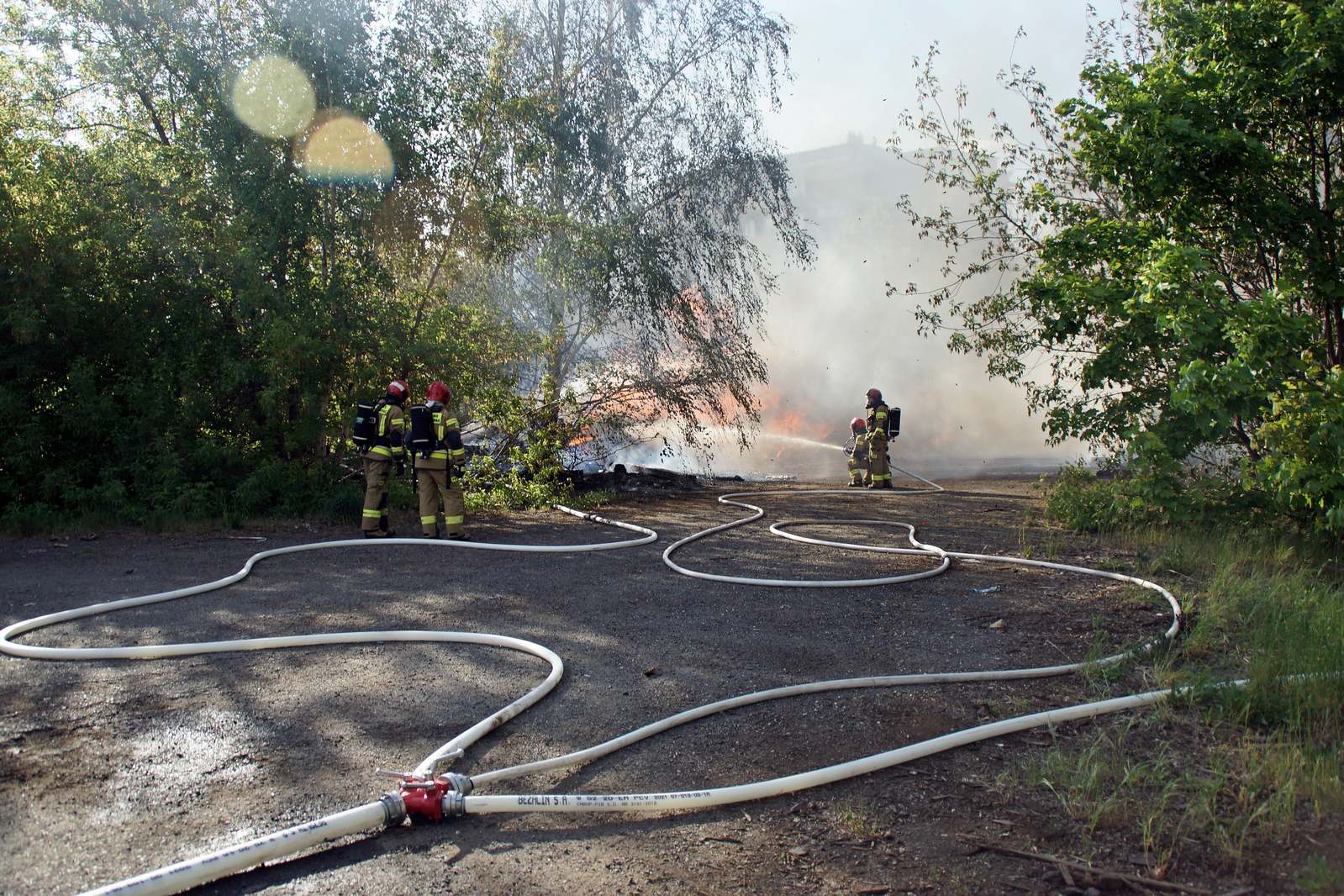 Straż pożarna gasi podkłady kolejowe koło stacji Legnica Północ