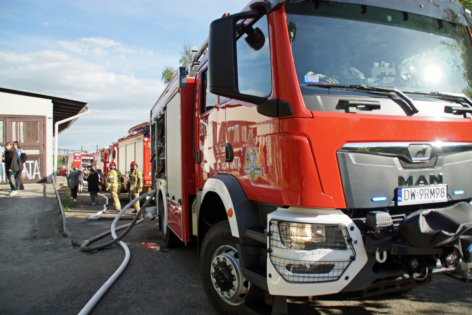 Straż pożarna gasi podkłady kolejowe koło stacji Legnica Północ