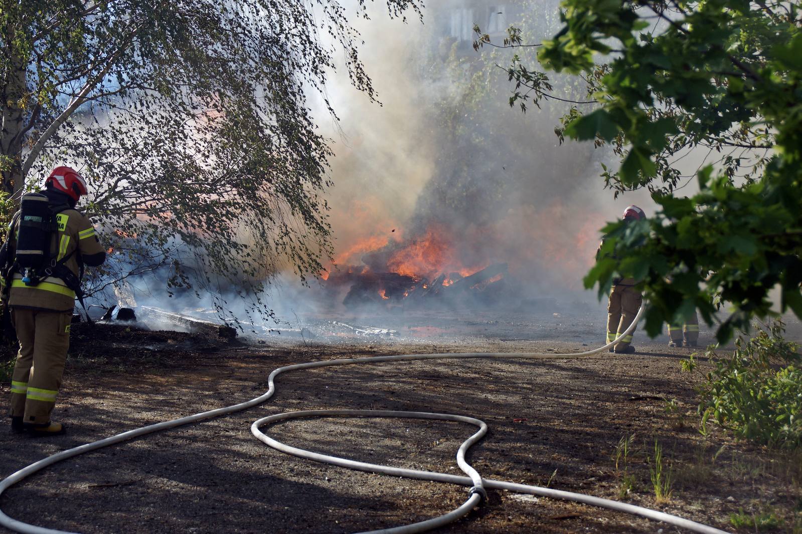 Straż pożarna gasi podkłady kolejowe koło stacji Legnica Północ