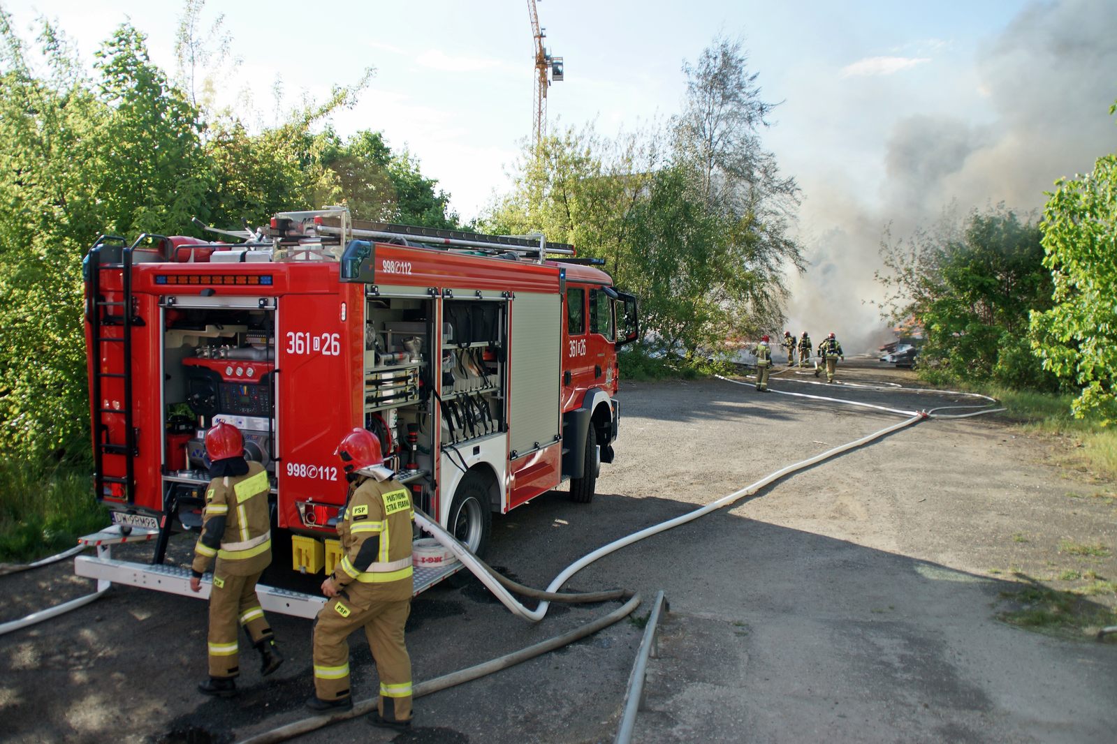 Straż pożarna gasi podkłady kolejowe koło stacji Legnica Północ