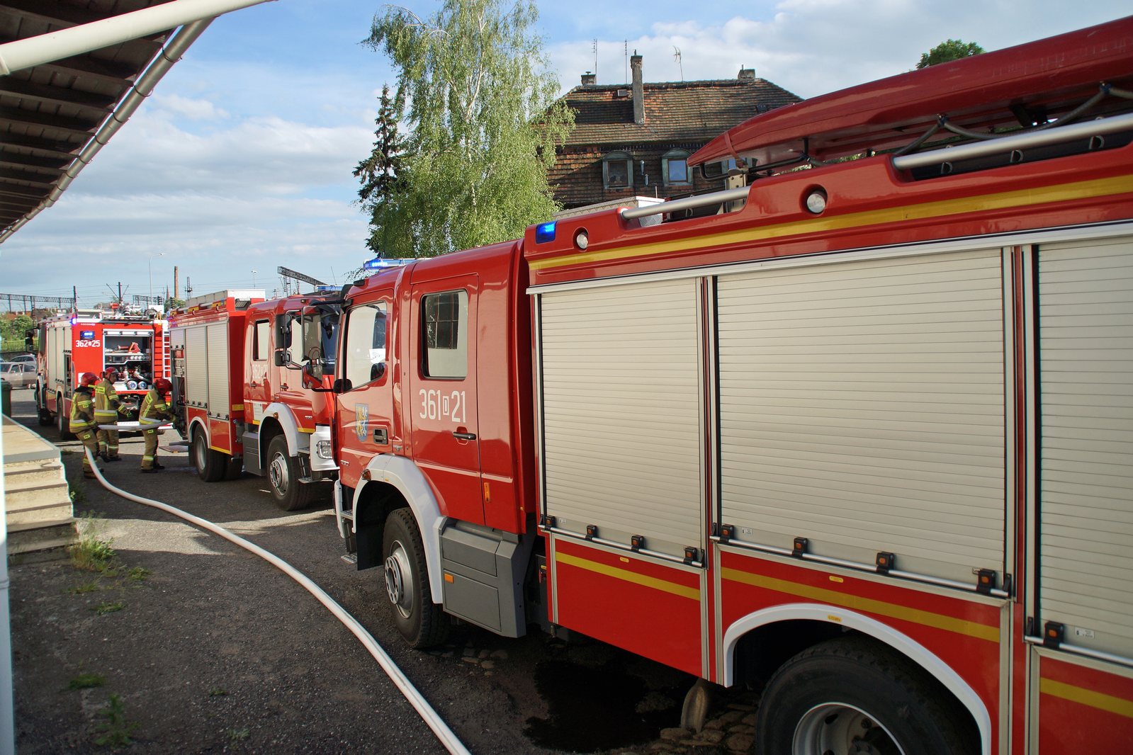 Straż pożarna gasi podkłady kolejowe koło stacji Legnica Północ