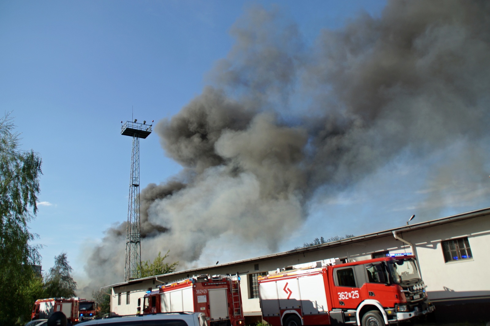 Straż pożarna gasi podkłady kolejowe koło stacji Legnica Północ