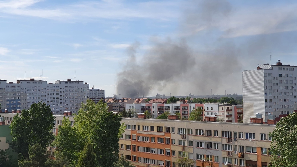 Straż pożarna gasi podkłady kolejowe koło stacji Legnica Północ
