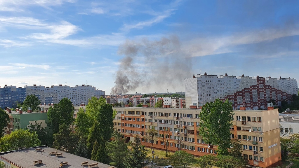 Straż pożarna gasi podkłady kolejowe koło stacji Legnica Północ