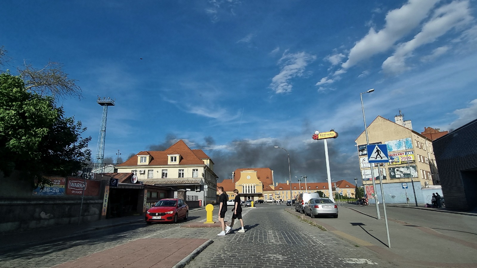Straż pożarna gasi podkłady kolejowe koło stacji Legnica Północ