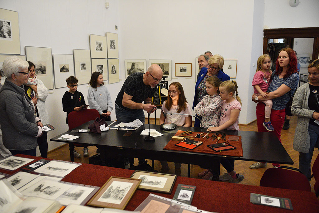 Legnicki artysta miedziorytnik poprowadził warsztaty w muzeum