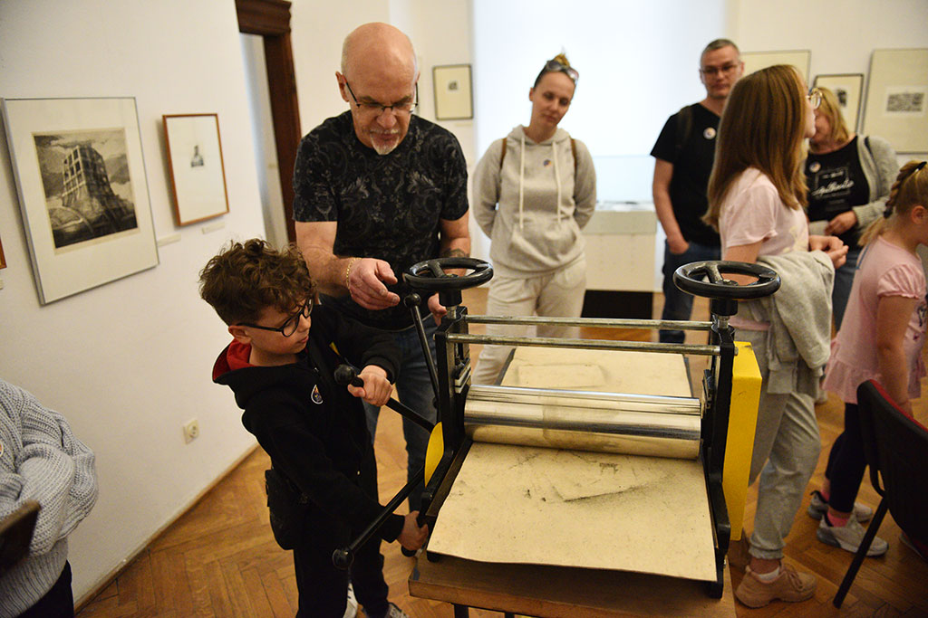 Legnicki artysta miedziorytnik poprowadził warsztaty w muzeum