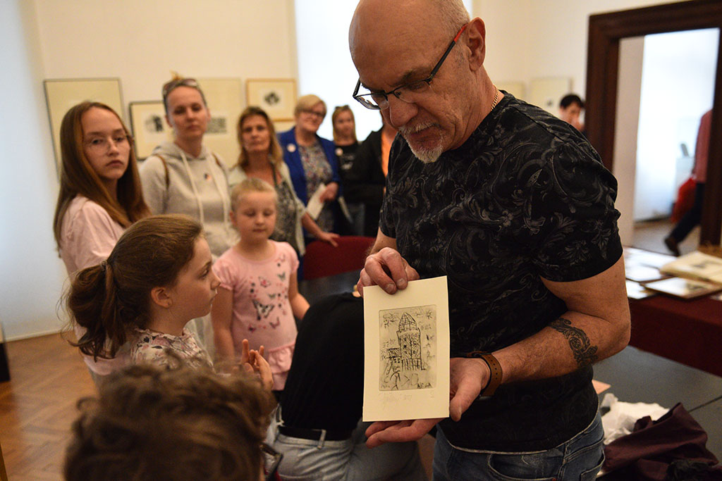 Legnicki artysta miedziorytnik poprowadził warsztaty w muzeum