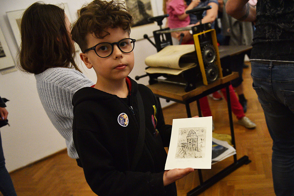 Legnicki artysta miedziorytnik poprowadził warsztaty w muzeum