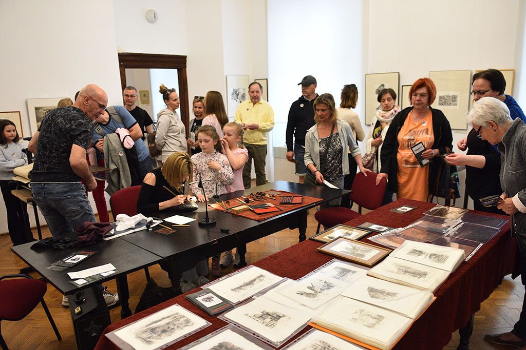 Legnicki artysta miedziorytnik poprowadził warsztaty w muzeum