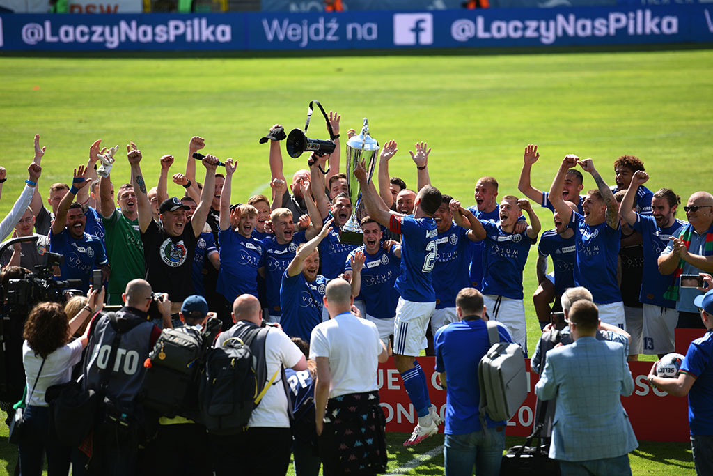 Piłkarze i kibice świętowali awans Miedzi na murawie stadionu