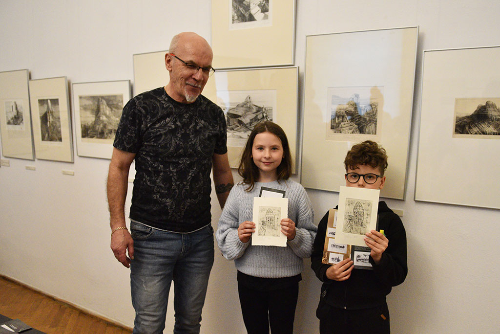 Legnicki artysta miedziorytnik poprowadził warsztaty w muzeum