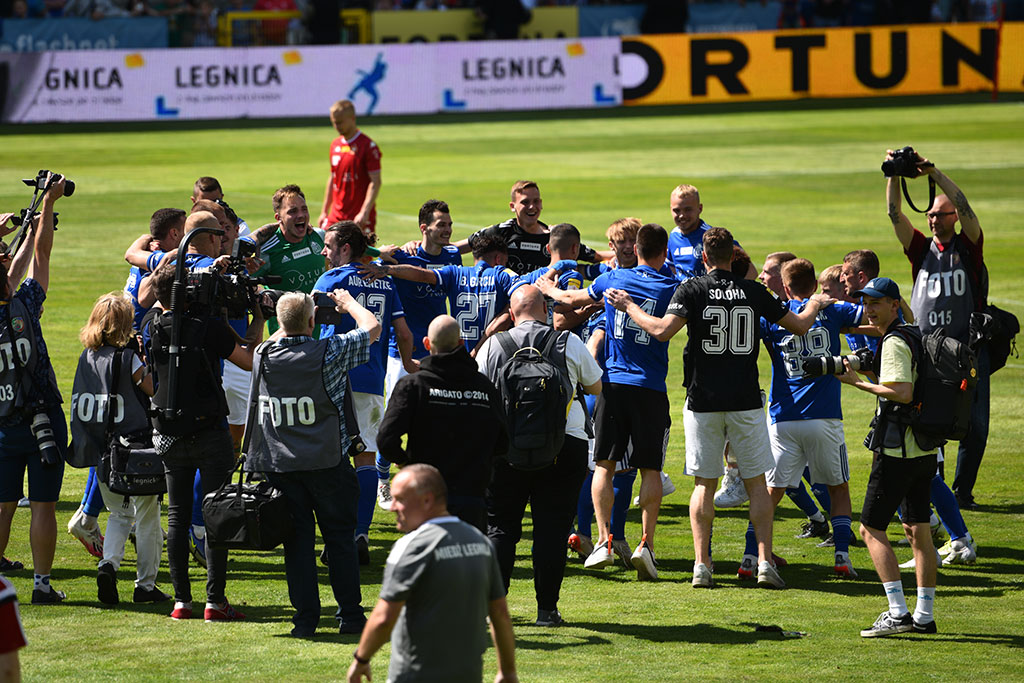 Piłkarze i kibice świętowali awans Miedzi na murawie stadionu