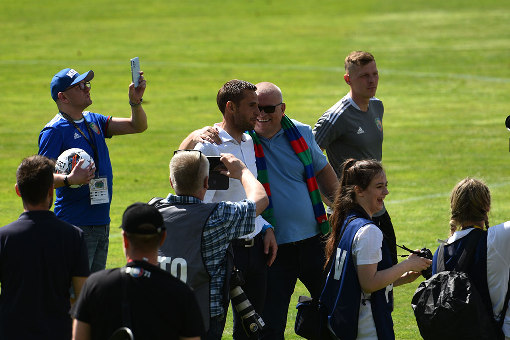 Piłkarze i kibice świętowali awans Miedzi na murawie stadionu