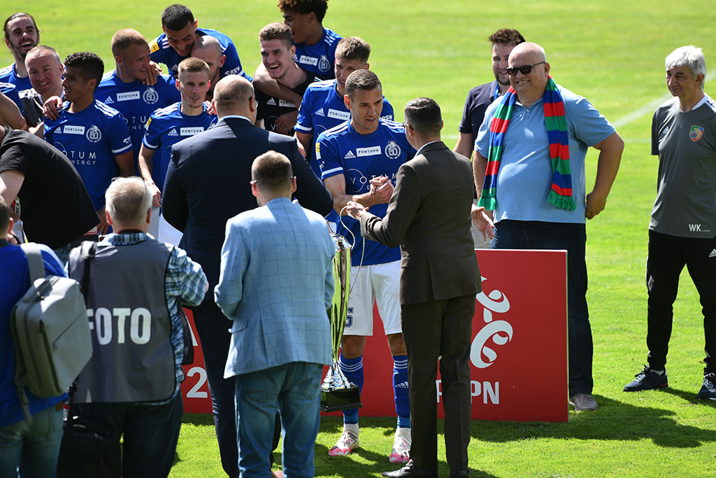 Piłkarze i kibice świętowali awans Miedzi na murawie stadionu