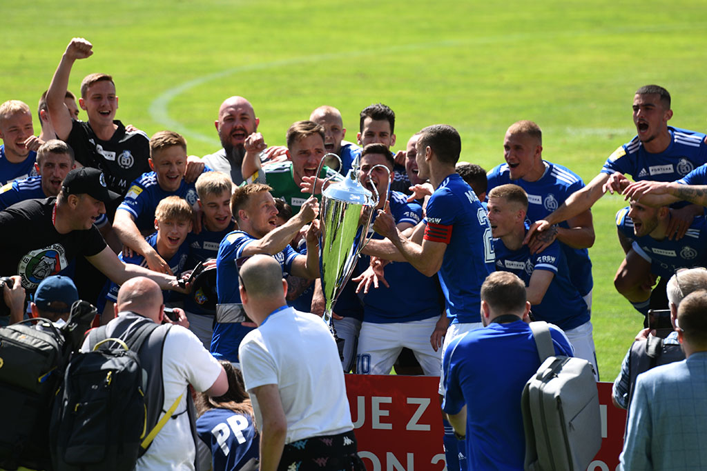 Piłkarze i kibice świętowali awans Miedzi na murawie stadionu