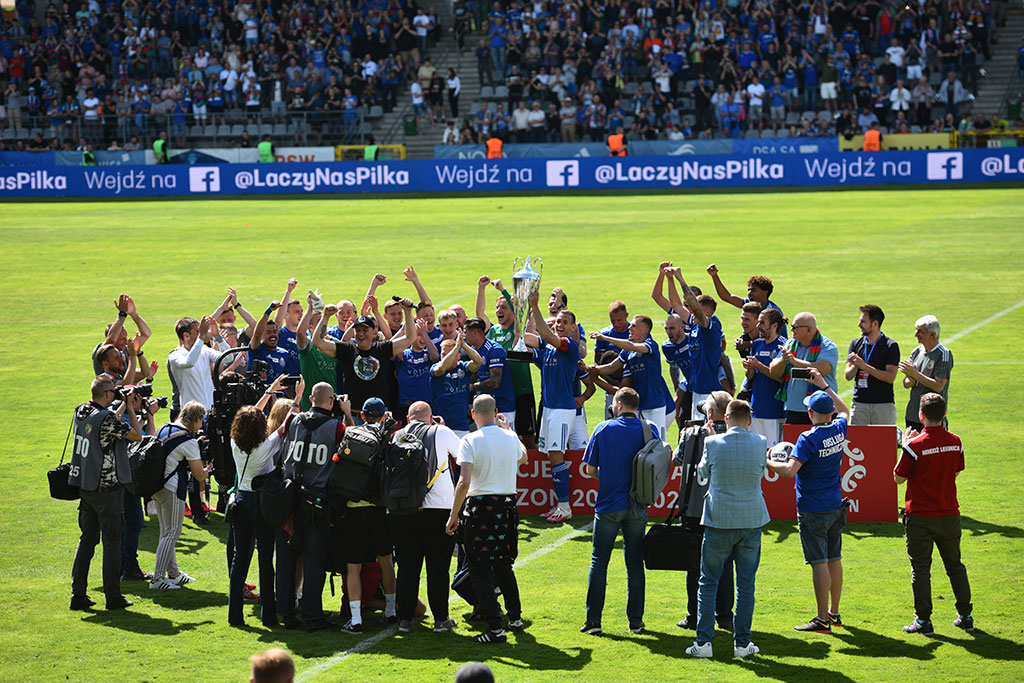 Piłkarze i kibice świętowali awans Miedzi na murawie stadionu
