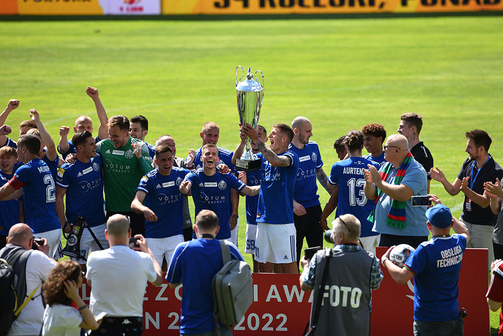Piłkarze i kibice świętowali awans Miedzi na murawie stadionu