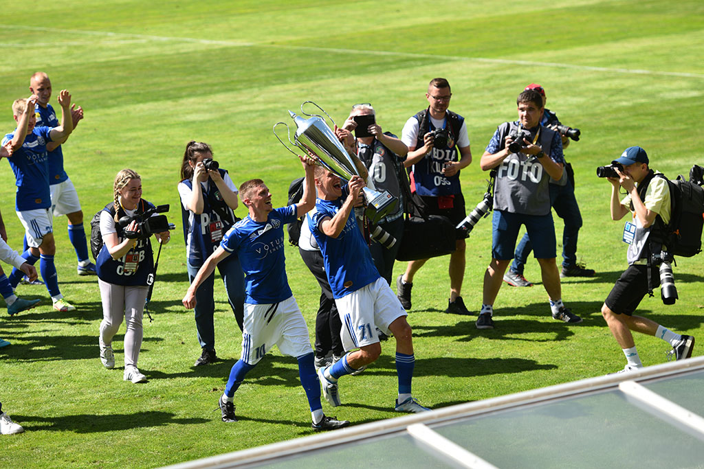 Piłkarze i kibice świętowali awans Miedzi na murawie stadionu