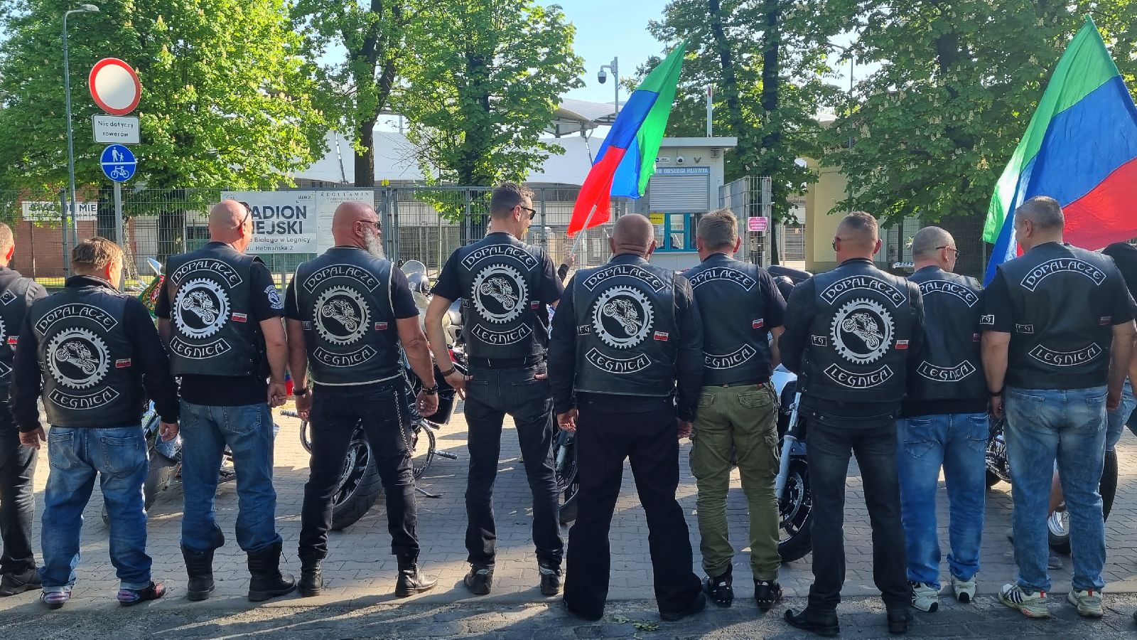 Limuzyną przyjechali na spotkanie z kibicami w rynku