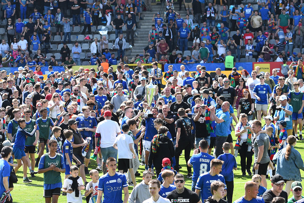 Piłkarze i kibice świętowali awans Miedzi na murawie stadionu