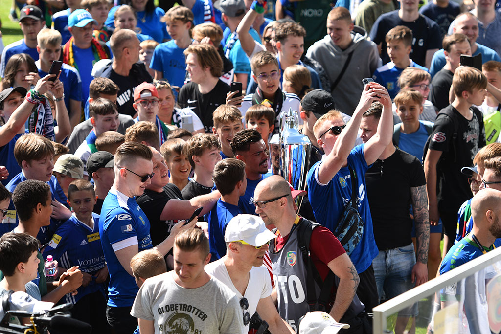 Piłkarze i kibice świętowali awans Miedzi na murawie stadionu