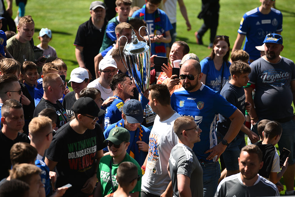 Piłkarze i kibice świętowali awans Miedzi na murawie stadionu