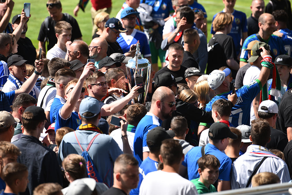 Piłkarze i kibice świętowali awans Miedzi na murawie stadionu