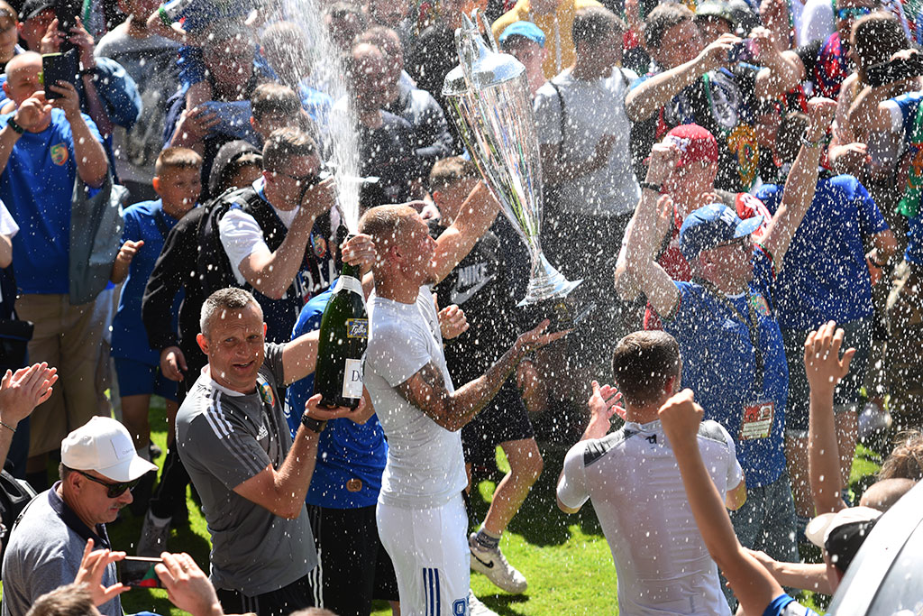 Piłkarze i kibice świętowali awans Miedzi na murawie stadionu