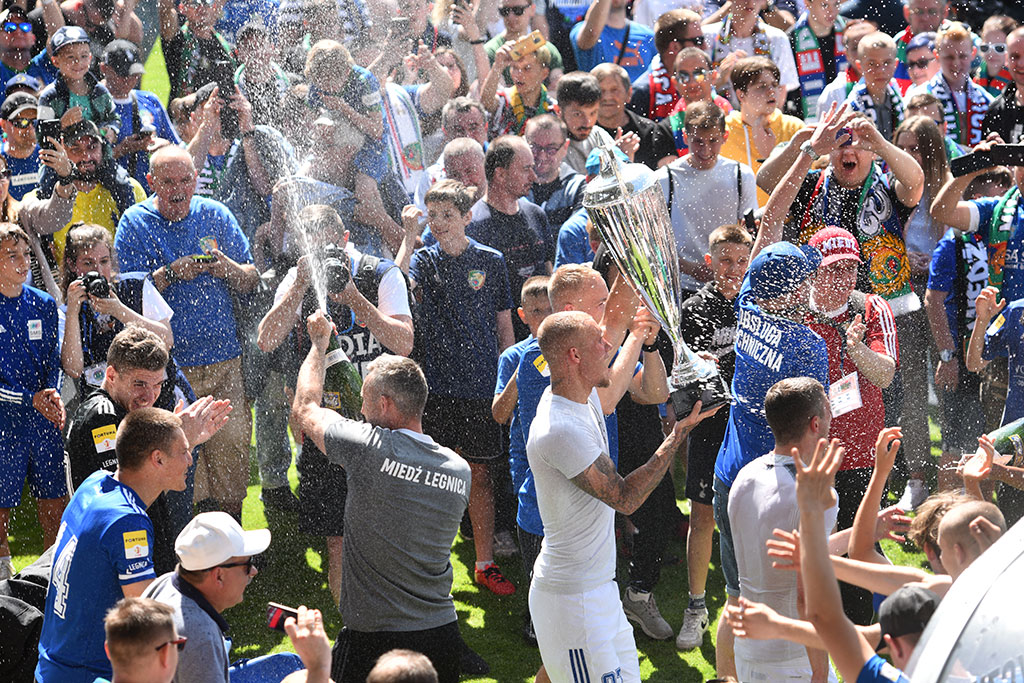 Piłkarze i kibice świętowali awans Miedzi na murawie stadionu