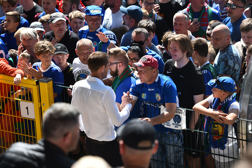 Piłkarze i kibice świętowali awans Miedzi na murawie stadionu