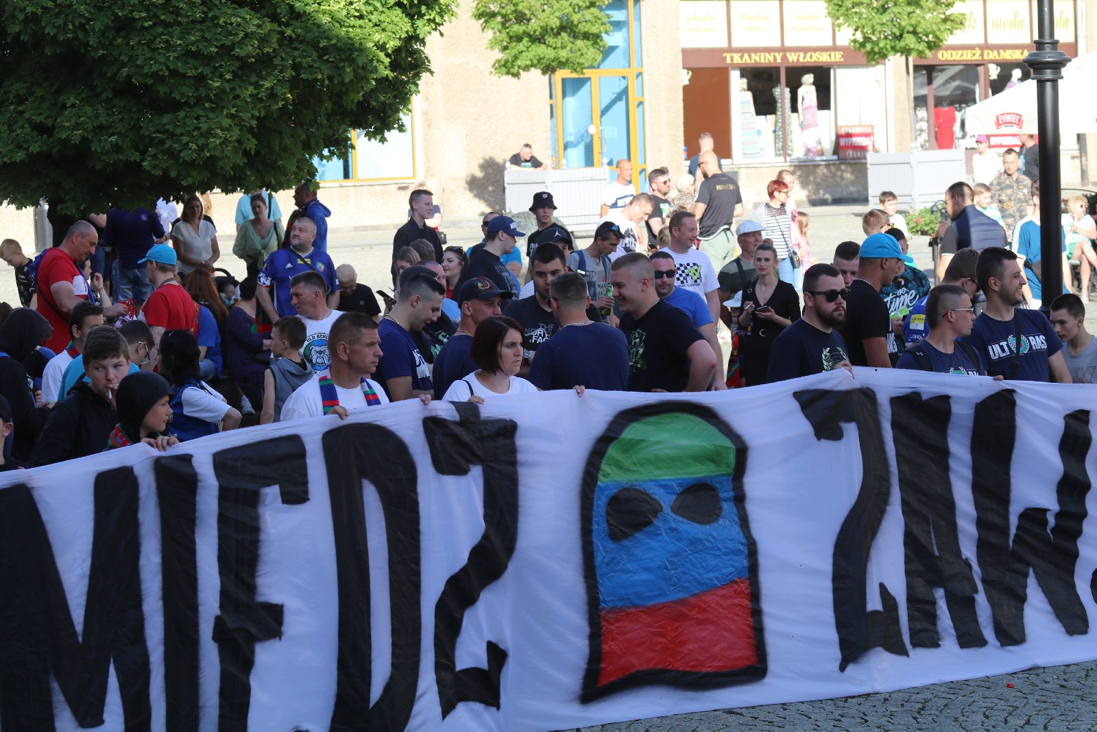 Limuzyną przyjechali na spotkanie z kibicami w rynku